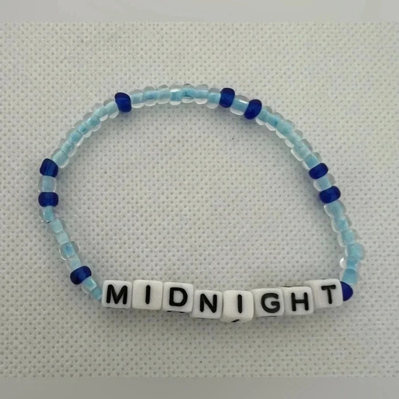 SET: Girls beaded bracelets. Taylor Swift on each bracelet. 11 bracelets. - Picture 11 of 13